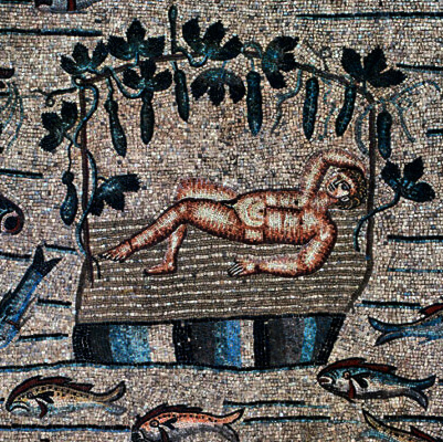 Giona, salvato,  sulla spiaggia